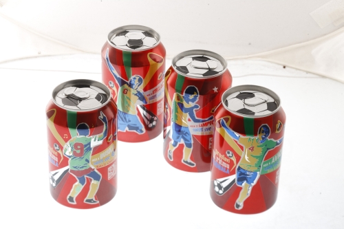 Coca-Cola limenke u stilu fudbala